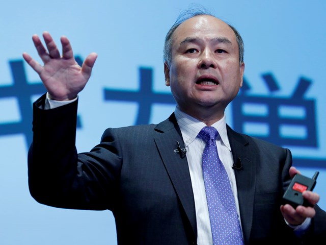 Masayoshi Son l&agrave; người s&aacute;ng lập SoftBank.&nbsp;Nổi tiếng với triết l&yacute; đầu tư "liều ăn nhiều", Son r&oacute;t tiền v&agrave;o nhiều h&atilde;ng c&ocirc;ng nghệ đ&igrave;nh đ&aacute;m. Hiện&nbsp;SoftBank c&oacute; cổ phần tại hơn 1.000 c&ocirc;ng ty tr&ecirc;n to&agrave;n cầu, gồm Tesla, Amazon, Netflix, Alibaba... Ch&iacute;nh điều n&agrave;y khiến Son từng bị gọi l&agrave; "đi&ecirc;n". Tuy nhi&ecirc;n, theo &ocirc;ng, "ch&uacute;ng ta c&oacute; mặt tr&ecirc;n đời n&agrave;y l&agrave; để khiến mọi việc xảy ra&rdquo;. Ảnh: Reuters.

Son sinh năm 1957 trong một gia đ&igrave;nh nhập cư từ H&agrave;n Quốc tr&ecirc;n đảo Kyushu của Nhật. Năm 1972, khi 16 tuổi, Son gặp được thần tượng của m&igrave;nh - người s&aacute;ng lập McDonald's Nhật Bản Den Fujita. Được thần tượng khuyến kh&iacute;ch đi học tại Mỹ, Son đ&atilde; t&igrave;m c&aacute;ch tới San Francisco để ho&agrave;n th&agrave;nh trung học. Ảnh: Getty Images.


Sau đ&oacute;, &ocirc;ng theo học chuy&ecirc;n ng&agrave;nh khoa học m&aacute;y t&iacute;nh v&agrave; kinh tế tại Đại học California ở Berkeley, Mỹ. Sống ở xứ người, Son sớm bộc lộ t&agrave;i năng kinh doanh. Trước khi tốt nghiệp đại học, &ocirc;ng đ&atilde; b&aacute;n c&ocirc;ng ty đầu ti&ecirc;n của m&igrave;nh - với sản phẩm l&agrave; m&aacute;y phi&ecirc;n dịch đa ng&ocirc;n ngữ - cho Sharp với gi&aacute; khoảng 1 triệu USD. Ảnh:&nbsp;Getty Images.